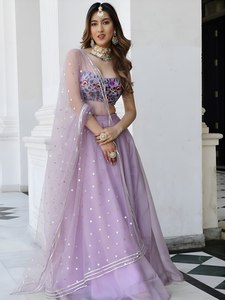 Lehenga Choli en organza lavande, longueur ras du sol, séchage rapide, gaufré, avec chemisier floral, pour occasions spéciales, mariages et fêtes modernes - Product Image 2