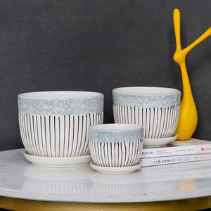 Pot de fleurs en céramique avec une texture lisse et vernie et une forme élégante. Pot de fleurs décoratif en céramique pour les intérieurs modernes et classiques. - Product Image 2