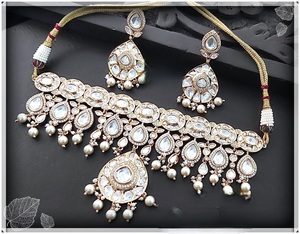 Conjunto de collar y aretes Kundan con moissanita de aspecto chapado en oro de la mejor calidad tradicional, para bodas indias, colección para mujeres. - Product Image 2