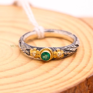 แหวนเงินแท้ 925 ชุบทอง ประดับมรกตธรรมชาติทรงกลม ลายดอกไม้ รุ่น Memoria Jewels ขายส่ง - Product Image 1