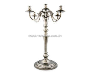Exquisitos candelabros de aluminio plateado para una decoración elaborada del hogar y un estilo formal de lujo para eventos - Product Image 2