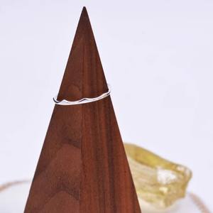 Anillo Ondulado de Plata de Ley, Anillo Delgado y Delicado, Anillo Apilable, Anillo con Diseño de Ola - Product Image 3