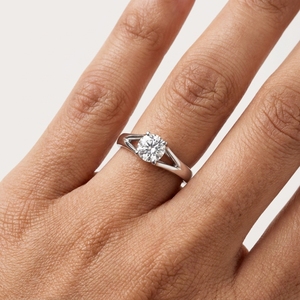 Bague de fiançailles classique en diamant rond taille brillant en platine PT950 pour femme - Product Image 5