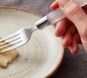 Ensemble de couverts minimalistes en métal avec manches en plastique, compatibles lave-vaisselle, pour le camping, l'hôtellerie et la cuisine - Product Image 3