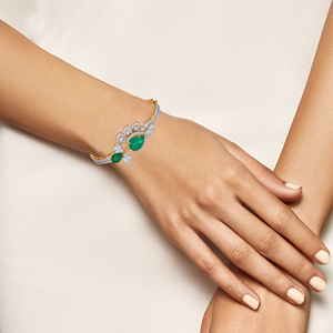 Bracelet en or 18 carats exquis serti de diamants, orné de magnifiques pierres précieuses d'émeraude naturelle et de détails floraux complexes en diamant. - Product Image 3