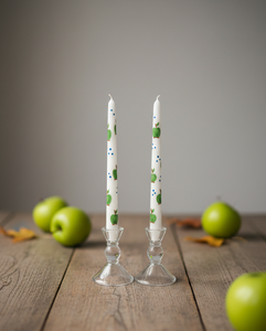 Bougie conique peinte à la main en cire, parfum pomme et baies, idéale pour la décoration intérieure et les fêtes (commande en gros) - Product Image 1