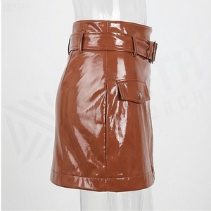 Jupe courte en cuir PU taille haute pour femme, asymétrique, avec fermeture éclair, ceinture et poches, style motard, couleur unie brillante, toutes saisons - Product Image 3
