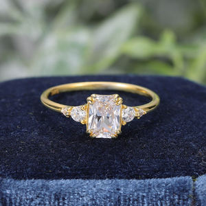 AMBER JEWELS Anillo de Compromiso Unisex de Oro Sólido de 14K con Diamante Cultivado en Laboratorio de Corte Esmeralda, Engaste de Puntas, Estilo Hiphop, Certificado IGI - Product Image 1