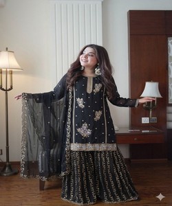 Salwar Kameez de Seda Negra Bordada para Mujer con Dupatta, Traje Tradicional Indio Pakistaní para Bodas 82842 - LM -15 - Product Image 1