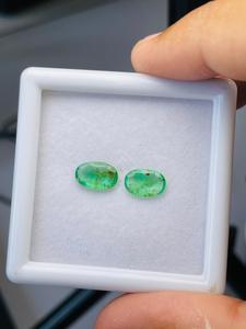 Paire d'émeraudes naturelles de Zambie, taille ovale, 2,02 carats, qualité AAA, belle couleur, coupe et polissage parfaits pour la création de bijoux. - Product Image 3