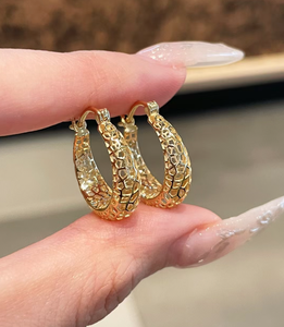 Boucles d'oreilles clips en or massif 18 carats raffiné avec diamants, motif hexagonal ajouré en nid d'abeille, élégantes et raffinées, pour le quotidien, bijoux fins, cadeau de mariage - Product Image 1