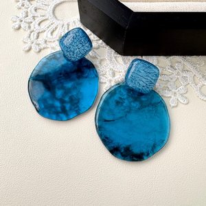 Pendientes Geométricos de Resina Hechos a Mano Ecológicos Azul Glaciar, Joyería de Estilo Tradicional para Mujer - Product Image 1