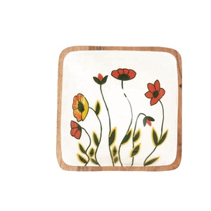 Plateau de service carré en bois avec design en émail floral Parfait pour les collations Élégant et durable Idéal pour la décoration de table à manger à la maison - Product Image 1