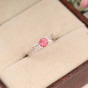 Anillo de Compromiso de Plata de Ley con Turmalina Rosa Intenso, Corte Brillante Redondo, Diseño Minimalista y Elegante para Mujer - Product Image 4