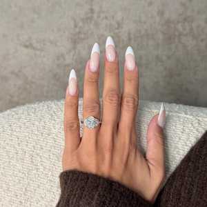 Anillo de Compromiso con Diamante Cultivado en Laboratorio de Corte Ovalado de 4 Quilates y Tres Piedras |   Anillo de boda con halo oculto |   Oro de 18K con Certificado IGI de Lujo - Product Image 3
