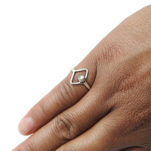 Bague en argent sterling 925 massif plaqué, avec perle naturelle sertie en clos, bague ronde faite à la main, bijoux bohèmes raffinés pour femmes - Product Image 4