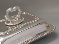 Plat à chafing élégant en acier inoxydable doré avec couvercle et poignée ornée, capacité 150L, chauffage à l'alcool pour buffet d'hôtel
