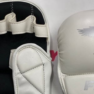 FLY Nouveaux Gants de Combat Personnalisés à Demi-Doigts pour Muay Thai MMA Blancs – Vente en Gros à Prix Abordable – Gants à Paume Ouverte Personnalisables - Product Image 4