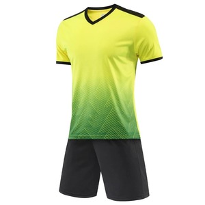 Ensemble de survêtement de football pour homme, t-shirt de fitness à séchage rapide, ensemble de course à manches courtes, tenue d'entraînement respirante imprimée pour l'extérieur - Product Image 1