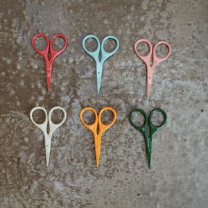 กรรไกรปักผ้าสแตนเลสอย่างดี ลายวิคตอเรียน สีรุ้ง ขนาด 3.5 นิ้ว สำหรับตัดด้าย ปักครอสติช และเย็บผ้า - Product Image 6
