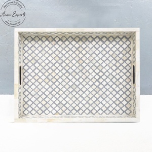 Plateau de service en incrustation d'os blanc avec poignées découpées Plateau rectangulaire élégant fait à la main pour l'utilisation d'affichage de décor de cuisine à la maison - Product Image 1