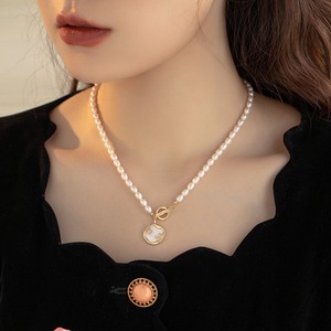 Collar de Perlas de Agua Dulce Francesas, Cadena de Clavícula con Cierre OT Ligero de Lujo en Oro de 14K, Collares con Colgante Elegantes y Modernos - Product Image 1
