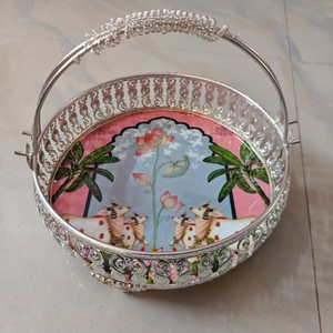 Ensemble de thali pour pooja de qualité supérieure dans un coffret cadeau en velours, comprenant une assiette à bord doré et deux récipients à couvercle assortis avec Radha Krishna. - Product Image 3