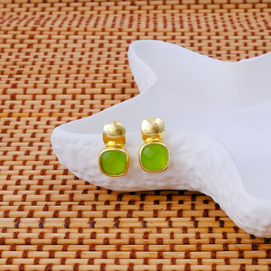Pendientes de tuerca cuadrados de calcedonia verde hechos a mano, estilo bohemio, delicados, con corte cojín, chapados en oro, joyería de piedras preciosas. - Product Image 4