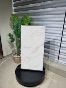 Losa de Porcelana con Aspecto de Mármol Blanco de Abu Dhabi |   Azulejo Vitrificado Blanco Premium con Vetas - Product Image 2