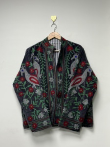 Chaqueta Bomber de Terciopelo Bordada de Alta Calidad, Cuello Alto, Manga Larga, Patrón Floral, Diseño Suzani, Acabado con Pavo Real Cosido a Mano - Product Image 1