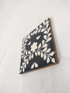 Ensemble de sous-verres carrés en résine écologique résistants à la chaleur, élégants et modernes, idéal pour les cadeaux de pendaison de crémaillère et accessoires de cuisine. - Product Image 6