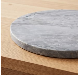 Tabla de Cortar Redonda Minimalista de Mármol Gris con Patrón de Vetas Naturales para Cortar y Servir - Product Image 4