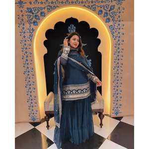 Ensemble de costume en mousseline de soie XL pour occasions spéciales avec des paillettes et des broderies Zari pour un look glamour - Product Image 5