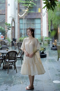 เดรสยาวปานกลางขนาดใหญ่พิเศษสไตล์เรียบง่ายเก๋ไก๋ผ่อนคลาย100% โลโก้ผ้าทอด้านหลังพิมพ์ลายดิจิตอล - Product Image 3