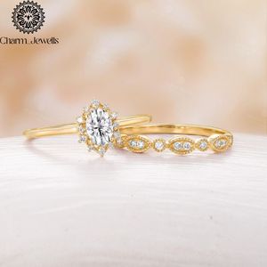 Bague de fiançailles Charm_Jewells pour femme, plaquée or 18 carats, avec moissanite taille coussin, sertissage classique à griffes, accents pavés, motif floral - Product Image 5