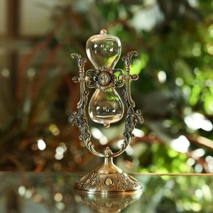 Reloj de Arena de Latón Estilo Moderno de Mediados de Siglo con Marco Metálico Ornamentado y Diseño de Temporizador de Arena de Vidrio, Hecho a Mano, Ecológico y Portátil - Product Image 5