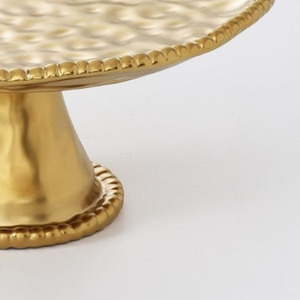 Élégant support à gâteau doré avec plateau texturé ondulé, bordure perlée et base sur pied assortie pour servir les desserts - Product Image 5