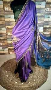 Elegante Sari de satén púrpura con diseño negro abstracto Ropa festiva india de seda a la moda para mujeres con trabajo estampado - Product Image 4