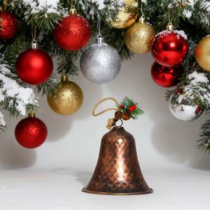 Cloche de Noël en métal finition bronze martelé avec pommes de pin, baies et corde de jute, ornement suspendu pour arbre de Noël - Product Image 5