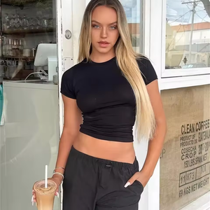 Haut court en tricot noir à manches courtes et col rond pour femme, coupe ajustée, avec logo, décontracté, pour le printemps et l'été - Product Image 4
