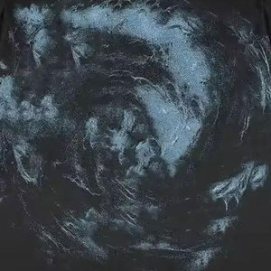 Camiseta de doble manga ligera con detalles estampados en foil y patrón de aplique personalizado para un look moderno en capas. - Product Image 6