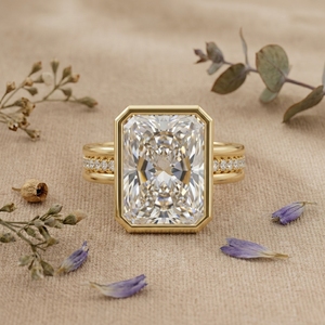 Bague de fiançailles 3 carats en or 14K avec moissanite taille radiant sertie clos, pavé, design géométrique moderne et luxueux pour mariage et fête - Product Image 1