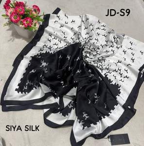 Écharpe d'hiver en mélange de lin et de polyester avec broderie florale Siya, en tissu toile, douce et agréable pour la peau - Product Image 2