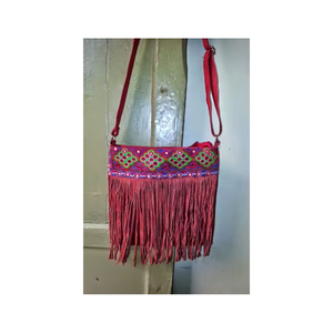 Sac bandoulière brodé fait main avec fermeture à rabat, en textile rouge, élégant pour un usage quotidien - Product Image 2