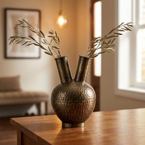 Jarrón de Mesa de Latón Antiguo Hecho a Mano de 18 cm de Profundidad con Dos Cuellos, Latón Martillado de Doble Cuello para Decoración del Hogar, Hoteles y Bodas - Product Image 2