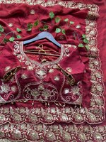 Sari traditionnel Fendy en satin riche brodé, avec motifs Aarco, Butti et Jhal de créateur, bordure lourde pour mariage