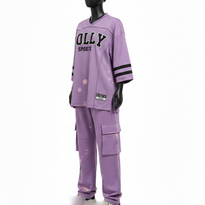 Ensemble survêtement femme en maille athlétique et pantalon cargo en molleton épais GSM, violet, streetwear, avec logo personnalisé - Product Image 4