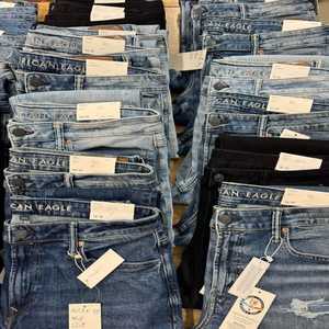 Jean en denim délavé foncé coupe slim et droite pour homme, taille mi-haute, déchiré, décontracté, respirant, style Y2K vintage streetwear, en coton - Product Image 1
