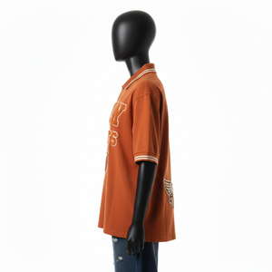 เสื้อโปโลผู้หญิงผ้าฝ้าย GSM ระบายอากาศได้ดี สีน้ำตาลสนิม คอปกยางยืด ปลายแขนเสื้อแต่งขอบยางยืด ปักโลโก้ด้วยผ้าเชนิลล์ ทรงลำลอง - Product Image 3