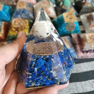 Vente en gros pas cher prix d'usine Rudrakhsa Orgonite pyramide d'énergie cristaux de pierre naturelle sculptés Feng Shui orgone de guérison - Product Image 5